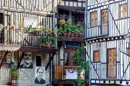 Retratos de los vecinos decoran las calles de Mogarraz, pueblo en la comarca de la Sierra de Francia (Salamanca).