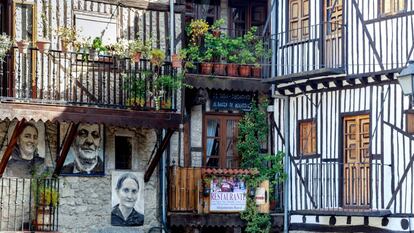 Retratos de los vecinos decoran las calles de Mogarraz, pueblo en la comarca de la Sierra de Francia (Salamanca).