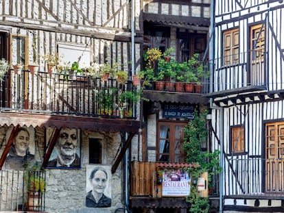 Retratos de los vecinos decoran las calles de Mogarraz, pueblo en la comarca de la Sierra de Francia (Salamanca).