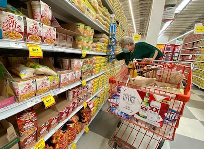 Sopas instantáneas y otros productos en un supermercado