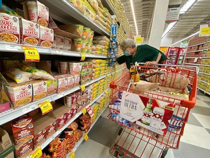 Sopas instantáneas y otros productos en un supermercado