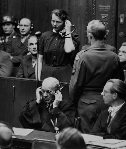 Herta Oberheuser (de pie), una doctora que hizo experimentos médicos en prisioneras de Ravensbrück, en el juicio de Nuremberg.