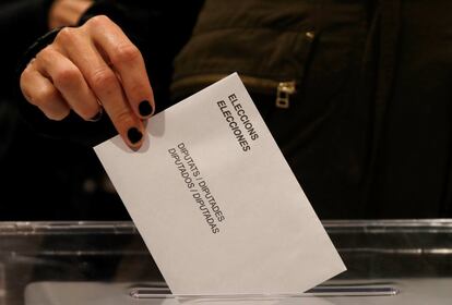 Más de 70.350 catalanes residentes en distintos puntos de España han votado por correo en las elecciones catalanas de este jueves