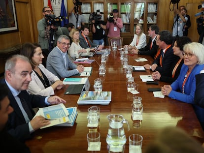 Reunión del secretario de Estado de Medio Ambiente, Hugo Morán (cuarto por la izquierda), con la delegación de parlamentario alemanes, este lunes en el Ministerio para la Transición Ecológica en Madrid.