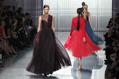 Para los vestidos de noche, también se recurre al archivo. “Se repiensa la pureza de los trajes esculturales de Mr Dior en tonos maquillaje y negro y colores joya”, según la nota de prensa. Las faldas plisadas sugieren la fascinación de Christian Dior con la Belle Epoque y se realizan en punto de seda con bordados de cristales exagerados.