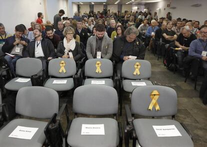 Lazos amarillos en las sillas vac&iacute;as de los tres exconsellers y el vicepresidente del Govern de ERC, en una reuni&oacute;n del partido.