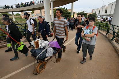 Decenas de voluntarios de Valencia se desplazan con comida y material de limpieza a las localidades de Picanya y Paiporta, este viernes.