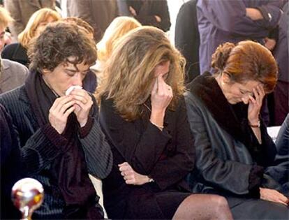 Familiares de los siete agentes del CNI asesinados en Irak, durante el funeral en Madrid.