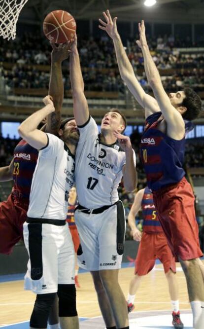 Bogris, Hervelle y Abrines lucha por un rebote en el partido