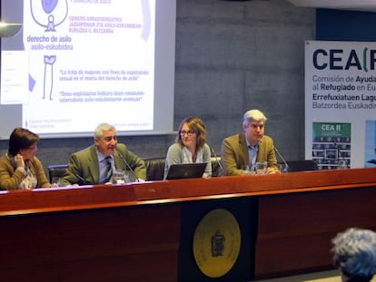 Javier Galparsoro, segundo por la izquierda, en unas jornadas sobre derecho de asilo.