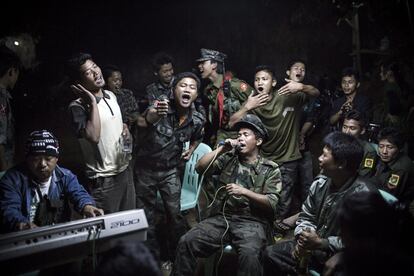 Fotografía realizada por el alemán Julius Schrank, para Volkskrant, que ha ganado el primer premio en la categoría de Vida Cotidiana. Esta fotografía muestra a varios combatientes de la guerrilla de la minoría birmana kachin cantando durante la celebración del funeral de uno de sus comandantes, que falleció el día anterior, en una localidad asediada por la Armada birmana.