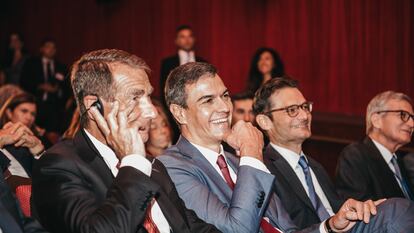 De izquierda a derecha, el presidente de la Cámara de Comercio España-EE UU, Alan D. Solomont; el presidente del Gobierno de España, Pedro Sánchez, y el presidente del Grupo Prisa, Joseph Oughourlian, durante el foro.