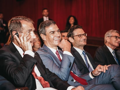 De izquierda a derecha, el presidente de la Cámara de Comercio España-EE UU, Alan D. Solomont; el presidente del Gobierno de España, Pedro Sánchez, y el presidente del Grupo Prisa, Joseph Oughourlian, durante el foro.