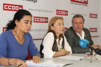 Luisa Domínguez (UGT), Rosa Rodríguez y Enrique Moyano (ambos de CCOO) en una conferencia de prensa sobre los recortes de Estepona.