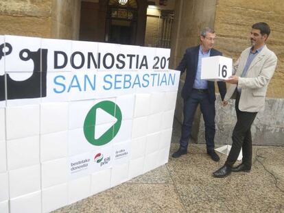 Eneko Goia (derecha) y Markel Olano, candidatos del PNV a la alcald&iacute;a de San Sebasti&aacute;n y a la Diputaci&oacute;n de Gipuzkoa, respectivamente, durante un acto electoral.