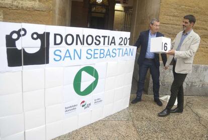 Eneko Goia (derecha) y Markel Olano, candidatos del PNV a la alcaldía de San Sebastián y a la Diputación de Gipuzkoa, respectivamente, durante un acto electoral.