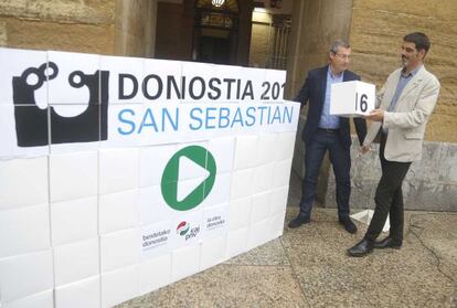 Eneko Goia (derecha) y Markel Olano, candidatos del PNV a la alcald&iacute;a de San Sebasti&aacute;n y a la Diputaci&oacute;n de Gipuzkoa, respectivamente, durante un acto electoral.