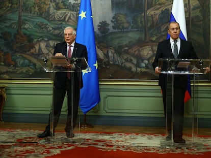 El jefe de la diplomacia europea, Josep Borrell, y el ministro de Exteriores de Rusia, Serguéi Lavrov, este viernes en Moscú.