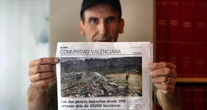 Anasatasio Alonso muestra el ejemplar de EL PA&Iacute;S donde apareci&oacute; una foto de su casa destruida por el fuego.