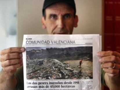 Anasatasio Alonso muestra el ejemplar de EL PAÍS donde apareció una foto de su casa destruida por el fuego.