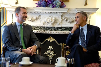 El rey Felipe VI utiliza a veces una corbata verde, como en este encuentro en Nueva York en septiembre de 2014 con el entonces presidente estadounidense Barack Obama. Según interpreta Jordi Canal en su ensayo, se trata de “un silencioso grito de afirmación” monárquica que empezó a ser habitual cuando empezaron a generalizarse las críticas a su padre.