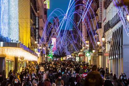 Aglomeraciones para ver las luces de Navidad y hacer compras en la calle Preciados.