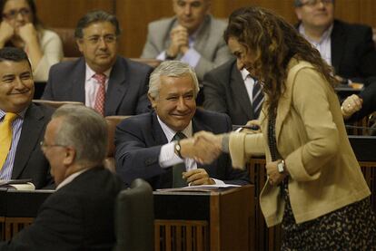 María Jesús Montero, consejera de Salud andaluza, saluda a Javier Arenas (PP).