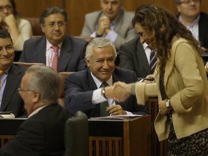 María Jesús Montero, consejera de Salud andaluza, saluda a Javier Arenas (PP).