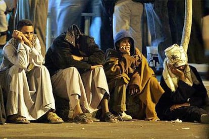 Varias personas esperan desoladas las noticias del naufragio, a la entrada del puerto de Safaga en Egipto.