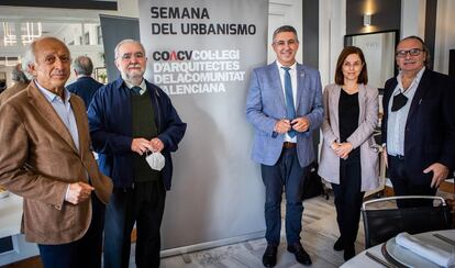 De izquierda a derecha, Antonio Olmedo, de la Asociación promotores de Valencia; Pepe Simó, especialista en planeamiento; Vicente Garcia Nebot, director general de Urbanismo; Maria Teresa Broseta, de la Agrupación Urbanistas y Luis Sendra, decano del COACV.