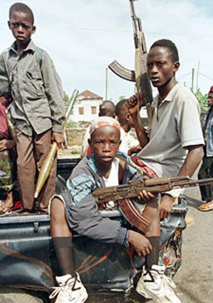 Niños soldado patrullan las calles de Monrovia (Liberia) en 1996.