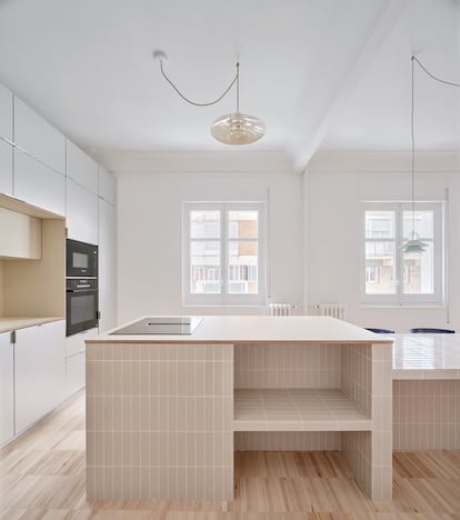 Vista del módulo que combina zona de trabajo de la cocina y mesa de comedor, alicatada con azulejo vitrificado.