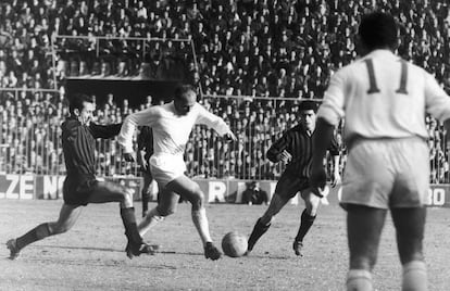 Di Stéfano escapa de los defensores del Inter ante la mirada de Gento. Getty