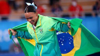 La gimnasta brasileña Rebeca Andrade festeja en los Juegos Olímpicos de Tokio.