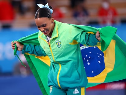 A ginasta Rebeca Andrade depois de receber a medalha de ouro em Tóquio.