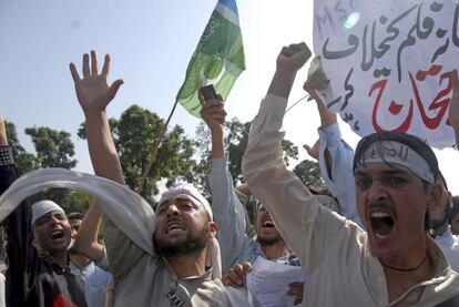 Centenares de personas participan en un acto de protesta contra la película que se mofa del profeta Mahoma, presuntamente producida en Estados Unidos, en Islamabad, Pakistán. El primer ministro de Pakistán, Rajá Pervez Ashraf, pidió a sus compatriotas que protesten pero de forma pacífica, que no ataquen ni las propiedades ni las personas, y recalcó que se mantengan a distancia de las embajadas.