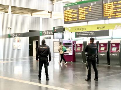 Agentes de la Polic&iacute;a Nacional vigilando la terminal de Renfe, Alicante