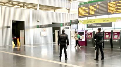 Agentes de la Polic&iacute;a Nacional vigilando la terminal de Renfe, Alicante