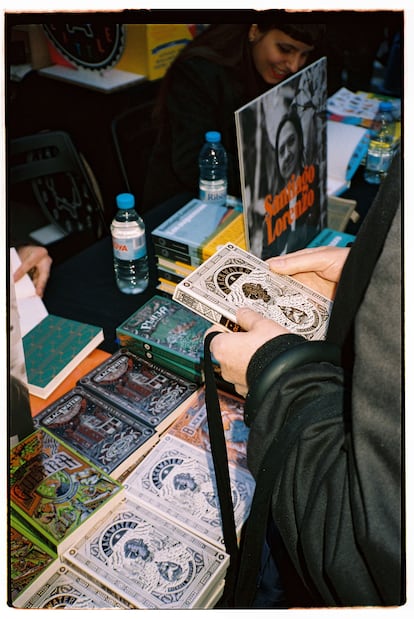 Un lector se interesa por el primer volumen de la saga de 'Blackwater', de Michael McDowell, en la pasada edición de Sant Jordi, en Barcelona, en una imagen de la editorial Blackie Books.