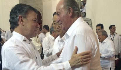 El rey Juan Carlos saluda al presidente de Colombia, Juan Manuel Santos, a su llegada a la iglesia de San Pedro Claver. 