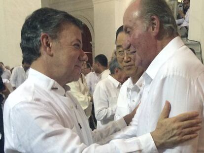El rey Juan Carlos saluda al presidente de Colombia, Juan Manuel Santos, a su llegada a la iglesia de San Pedro Claver. 