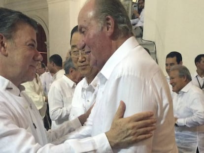 El rey Juan Carlos saluda al presidente de Colombia, Juan Manuel Santos, a su llegada a la iglesia de San Pedro Claver.