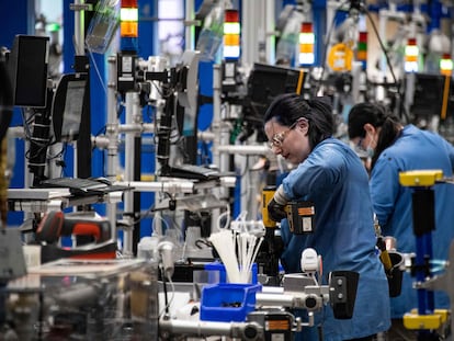 Empleados de Amazon trabajan en la fabricación de robots, la semana pasada, en Westborough (Massachusetts).