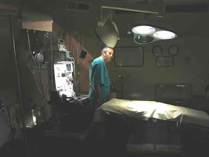 Un doctor inspecciona los aparatos de un quirófano en el hospital de Al Shifa, en Gaza.