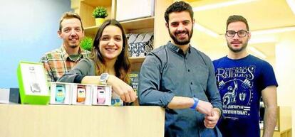 Rafel Ferrer, con los integrantes de Neki creadores de una pulsera con GPS para niños y enfermos de Alzheimer.