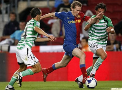 Alexander Hleb dirige un balón durante un partido contra el Racing de Santander.