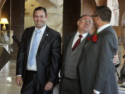 El alcalde de Jun (Granada), Jos&eacute; Antonio Rodr&iacute;guez (izquierda), cas&oacute; al ministro australiano Ian Hunter y su pareja, Leith Semmens. / M. &Aacute;ngel Molina (Efe)