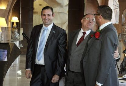 El alcalde de Jun (Granada), Jos&eacute; Antonio Rodr&iacute;guez (izquierda), cas&oacute; al ministro australiano Ian Hunter y su pareja, Leith Semmens. / M. &Aacute;ngel Molina (Efe)