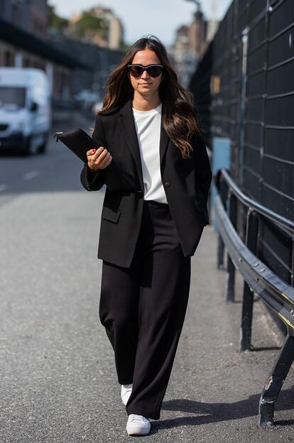 Traje + camiseta + zapatillas. Hace mucho que llevar chaqueta y pantalón a juego dejó de resultar encorsetado. Apostar por un traje en tono oscuro (el negro siempre es un acierto) y combinarlo con zapatillas y camiseta básica será un comodín para la temporada que está a punto de comenzar. Elige uno de corte amplio para garantizar la amplitud de movimientos.