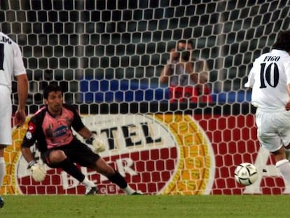 Figo tira un penalti a Buffon en la vuelta de semifinales de 2003.
